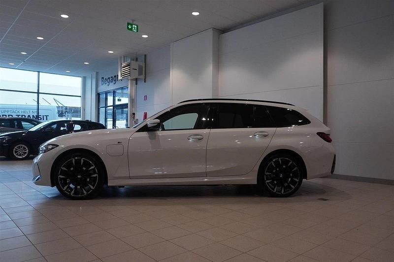 Begagnad BMW 330e Efficient Dynamics 184 HK (135 kW) 2024 Vit Kombi