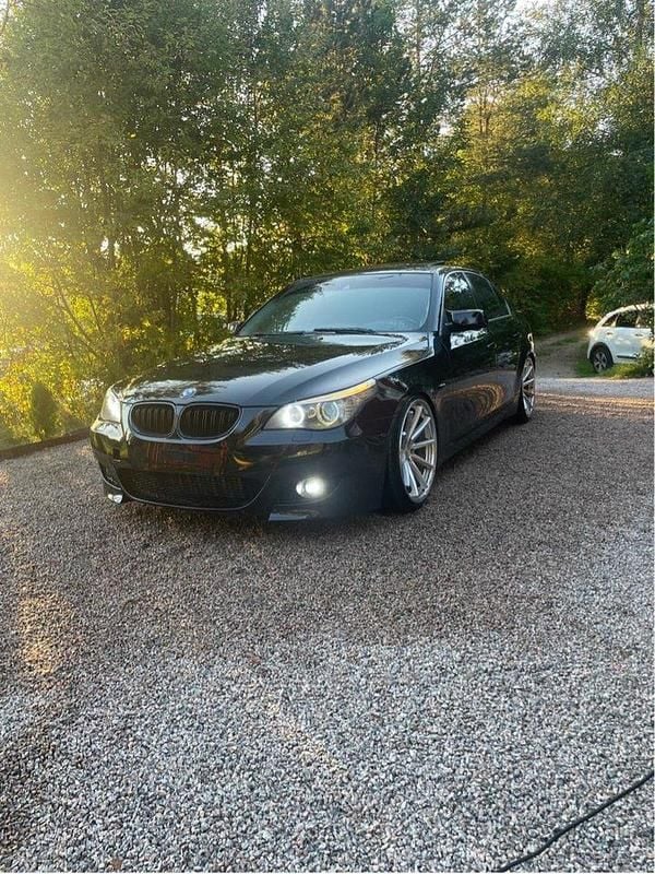 Svart Begagnad 2009 BMW 535 Sedan | 114 900 kr (Marknadspris) - Bild 1/4