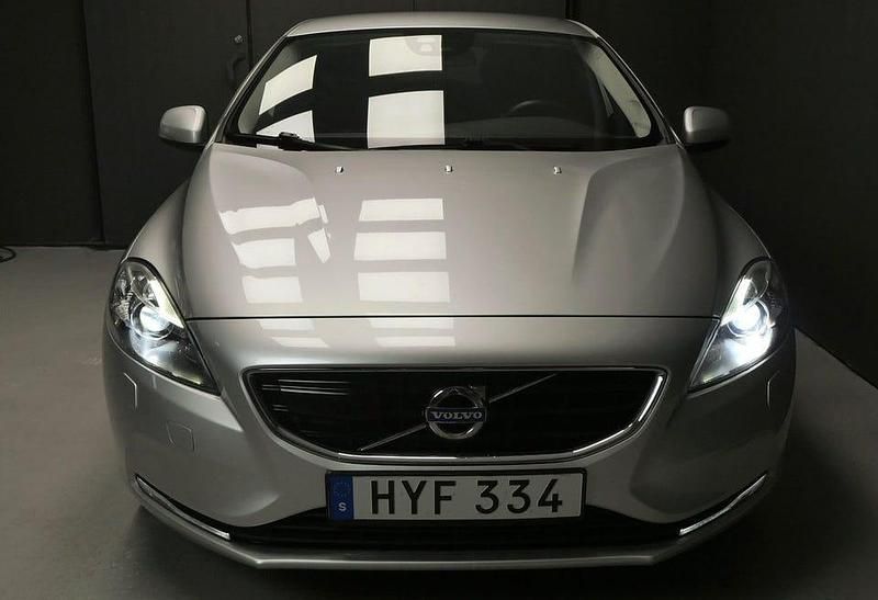 Begagnad Volvo V40 Momentum 150 HK (110 kW) 2016 Silver Kombi