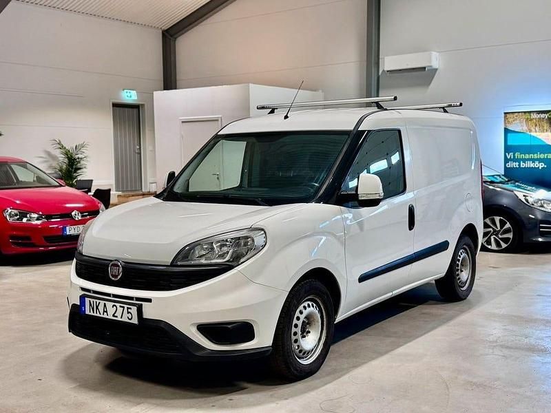 Vit Begagnad 2016 Fiat Doblò Minibuss | 89 900 kr (Marknadspris) - Bild 1/4
