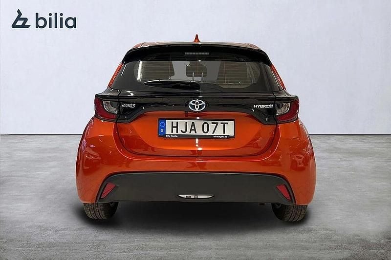 Begagnad Toyota Yaris Hybrid Active 117 HK (86 kW) 2022 Orange Halvkombi