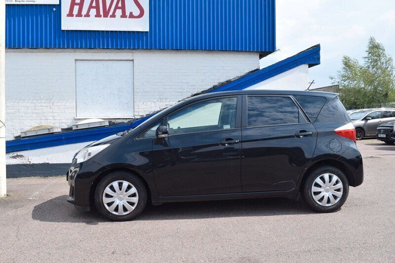 Svart Begagnad 2013 Toyota Verso-S Minibuss | 54 700 kr (Superpris) - Bild 1/4
