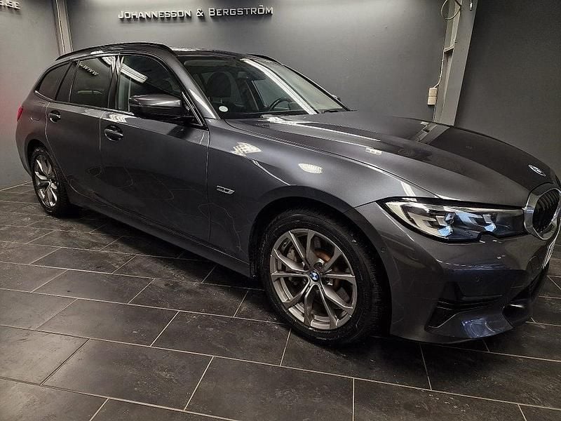 Begagnad BMW 330e Sport Line 190 HK (139 kW) 2016 Silver Kombi