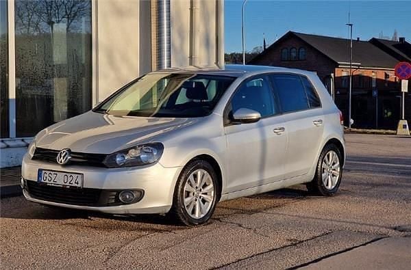 Silver Begagnad 2010 VW Golf VI Halvkombi | 50 000 kr (Marknadspris) - Bild 1/4