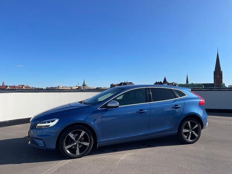 Begagnad Volvo V40 R-Design 120 HK (88 kW) 2017 Bursting blue