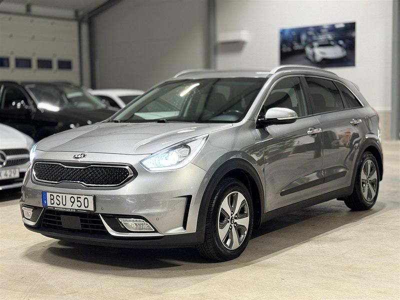Grå Begagnad 2018 Kia Niro Advance SUV | 169 500 kr (Marknadspris) - Bild 1/4