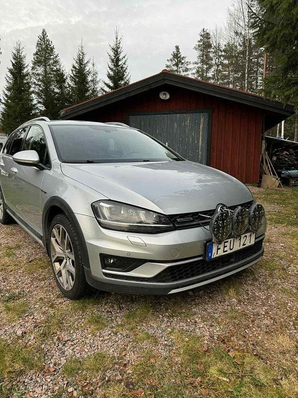 Silver Begagnad 2017 VW Golf Alltrack Kombi | 182 000 kr (Marknadspris) - Bild 1/4