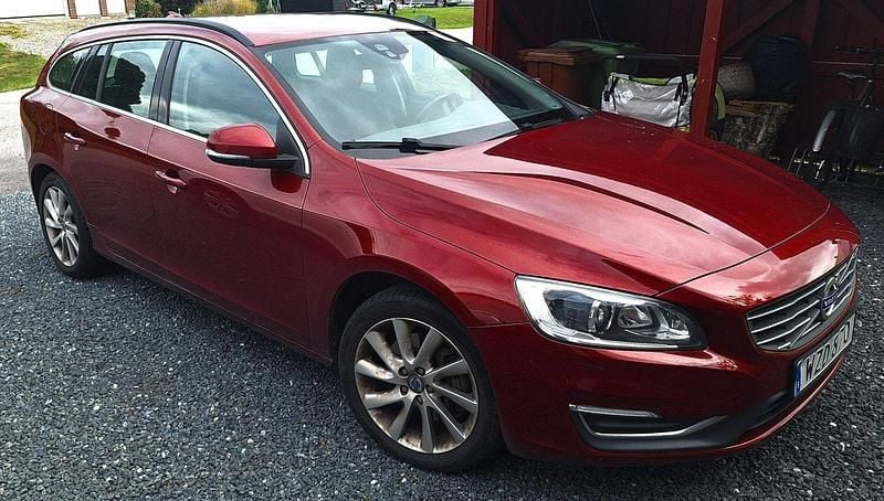Röd Begagnad 2015 Volvo V60 Kombi | 180 000 kr (Marknadspris) - Bild 1/4
