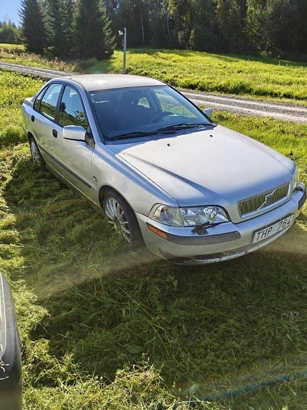 Grå Begagnad 2002 Volvo S40 Sedan | 5 000 kr (Superpris) - Bild 1/2