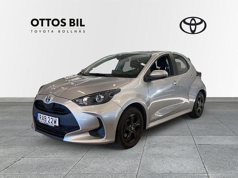 Silver Begagnad 2022 Toyota Yaris Hybrid Active Halvkombi | 229 000 kr (Marknadspris) - Bild 1/4