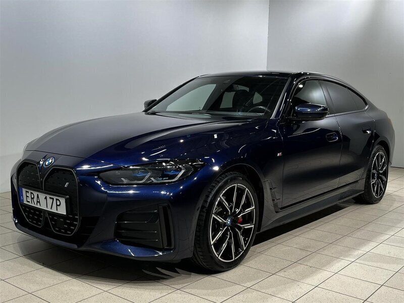 Blå/lila Begagnad 2023 BMW i4 M Sport Sedan | 529 500 kr (Marknadspris) - Bild 1/4