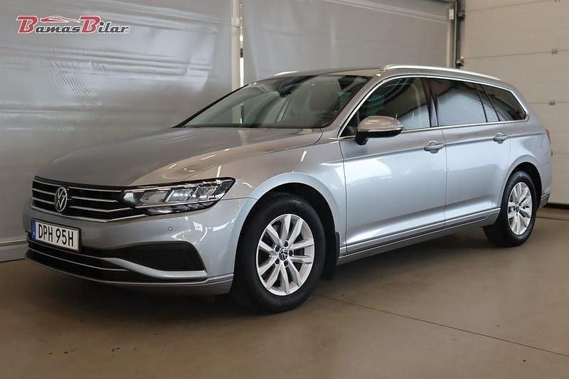Silver Begagnad 2022 VW Passat Kombi | 259 900 kr (Dyr) - Bild 1/4