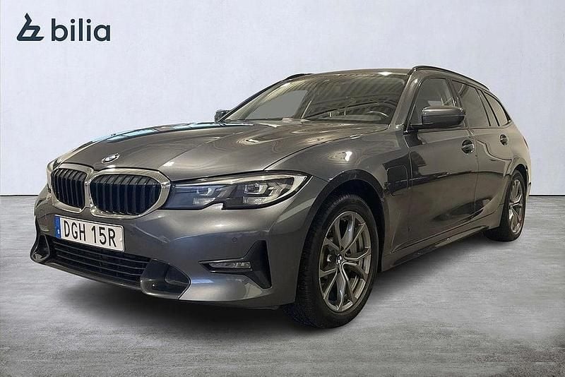 Grå Begagnad 2021 BMW 330e Sport Line Kombi | 264 900 kr (Superpris) - Bild 1/4