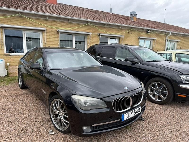 Svart Begagnad 2009 BMW 750 Sedan | 75 000 kr (Superpris) - Bild 1/4