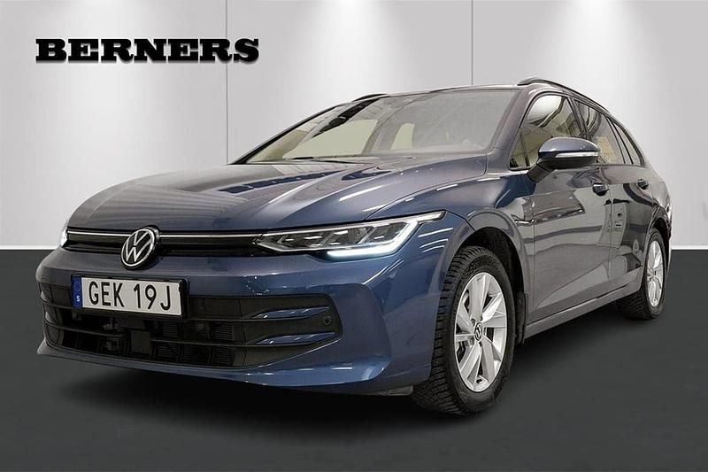 Mörkblå (blå) Begagnad 2024 VW Golf VIII Kombi | 309 900 kr (Marknadspris) - Bild 1/4