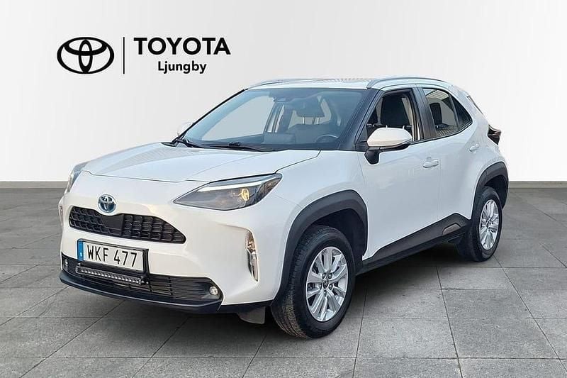 Vit Begagnad 2023 Toyota Yaris Hybrid Active SUV | 269 000 kr (Bra pris) - Bild 1/3