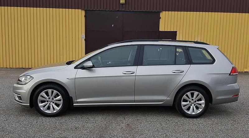 Begagnad VW Golf VII Comfortline 131 HK (96 kW) 2019 Silver Kombi