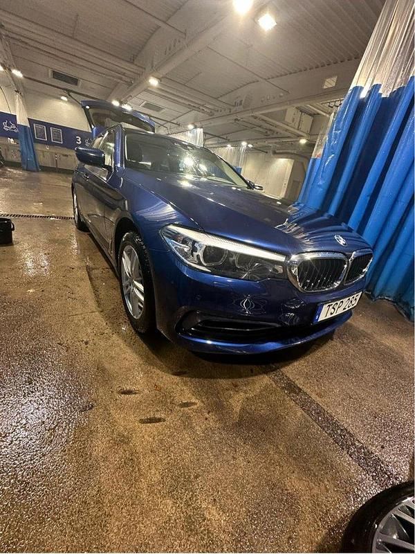 Blå Begagnad 2019 BMW 520 Sport Line Kombi | 250 000 kr (Marknadspris) - Bild 1/4