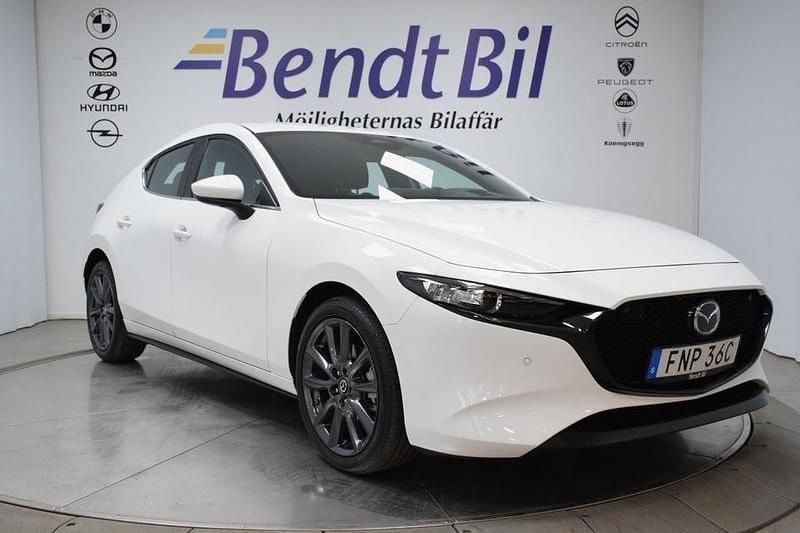 Vit Begagnad 2024 Mazda 3 Halvkombi | 299 500 kr (Marknadspris) - Bild 1/4