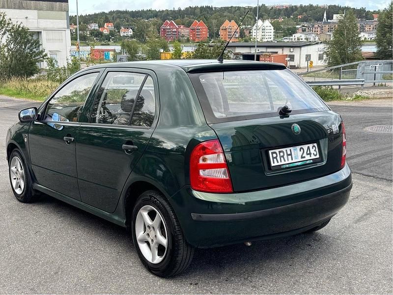 Grön Begagnad 2000 Skoda Fabia Halvkombi | 15 000 kr (Marknadspris) - Bild 1/4
