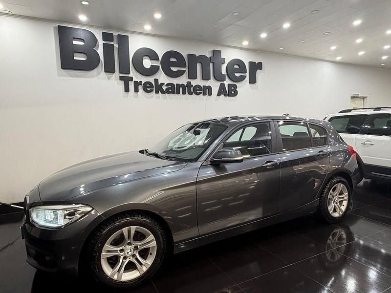 Grå Begagnad 2015 BMW 116 Advantage Halvkombi | 99 900 kr (Marknadspris) - Bild 1/4