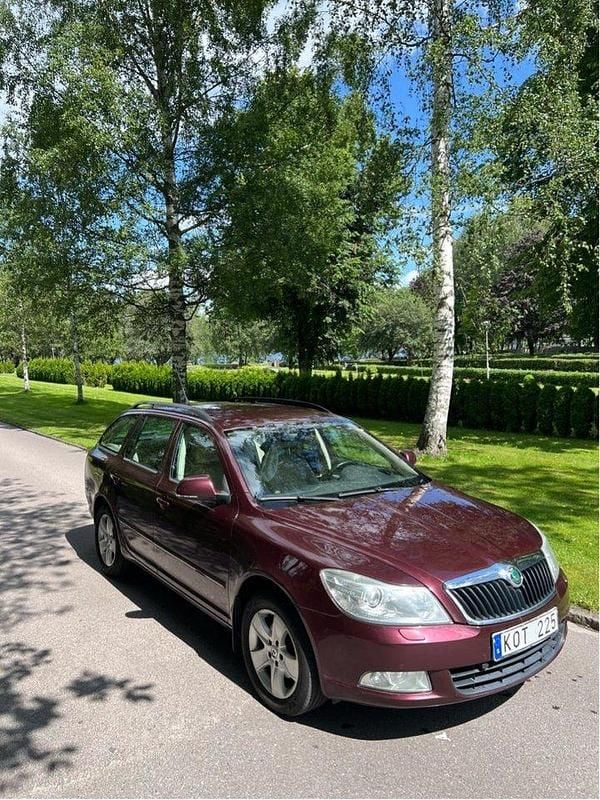 Röd Begagnad 2010 Skoda Octavia Elegance Kombi | 44 900 kr (Superpris) - Bild 1/4