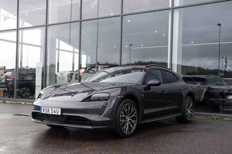 Grå Begagnad 2021 Porsche Taycan Cross Turismo Sedan | 899 000 kr - Bild 1/4