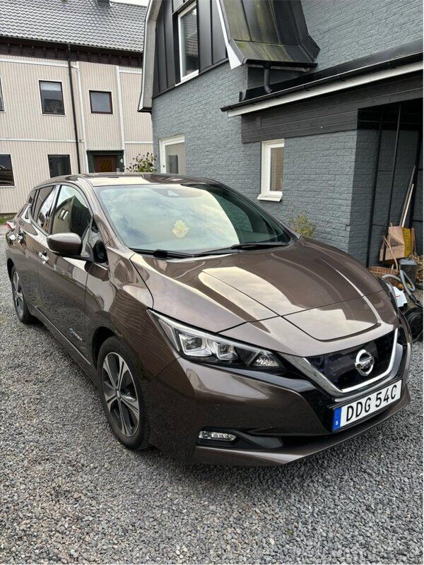 Brun Begagnad 2019 Nissan Leaf N-Connecta Halvkombi | 129 000 kr (Superpris) - Bild 1/4