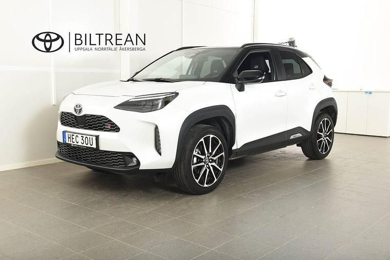 Vit Begagnad 2024 Toyota Yaris Hybrid Sport | 384 900 kr (Dyr) - Bild 1/4