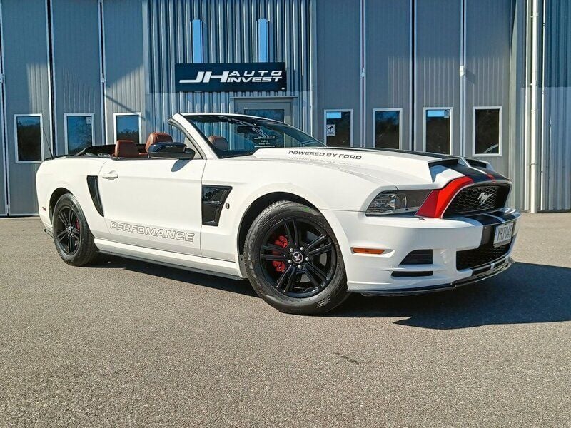 Vit Begagnad 2013 Ford Mustang Convertible Cab | 199 900 kr (Marknadspris) - Bild 1/4