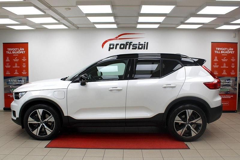 Vit Begagnad 2022 Volvo XC40 R-Design SUV | 409 500 kr (Lite dyr) - Bild 1/4
