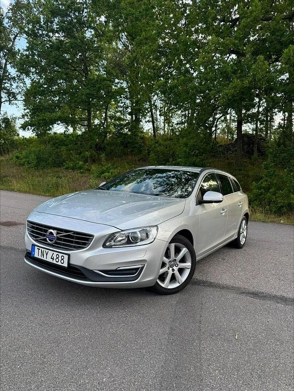 Silver Begagnad 2018 Volvo V60 Momentum Kombi | 159 000 kr (Marknadspris) - Bild 1/4