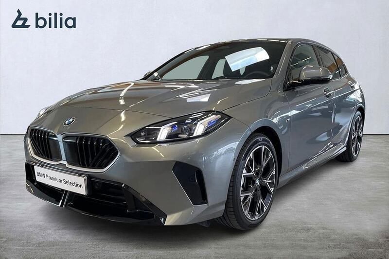 Grå Begagnad 2024 BMW 120 M Sport Halvkombi | 379 000 kr (Lite dyr) - Bild 1/3