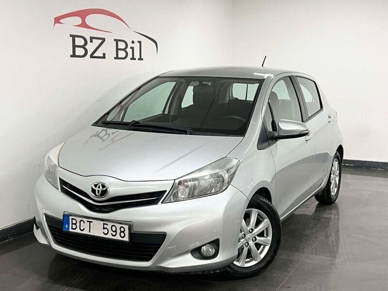 Silver Begagnad 2012 Toyota Yaris Active Halvkombi | 89 900 kr (Marknadspris) - Bild 1/4