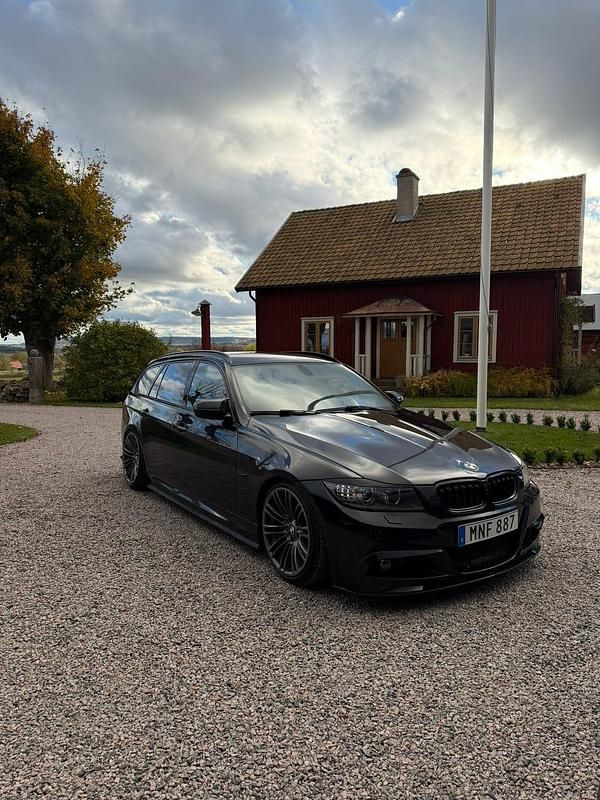 Begagnad BMW 330 272 HK (200 kW) 2011 Kombi