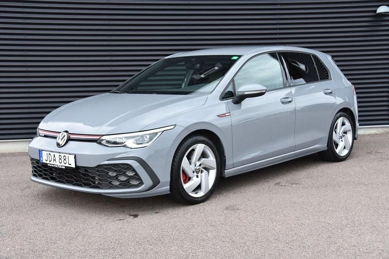 Grå Begagnad 2022 VW Golf VIII GTI Halvkombi | 334 900 kr (Marknadspris) - Bild 1/4