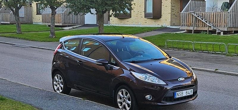 Röd Begagnad 2010 Ford Fiesta Titanium Halvkombi | 42 000 kr (Marknadspris) - Bild 1/4