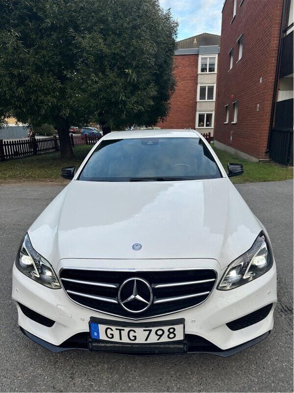 Vit Begagnad 2016 Mercedes E220 AMG Sedan | 190 000 kr (Superpris) - Bild 1/4