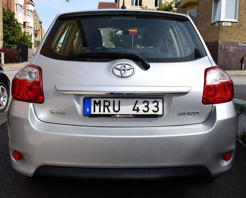Begagnad Toyota Auris Plus 132 HK (97 kW) 2012 Silver Halvkombi