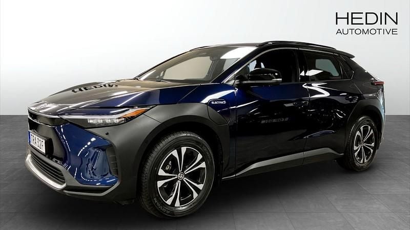 Mörkblå (blue) Begagnad 2023 Toyota bZ4X Executive SUV | 399 900 kr - Bild 1/4