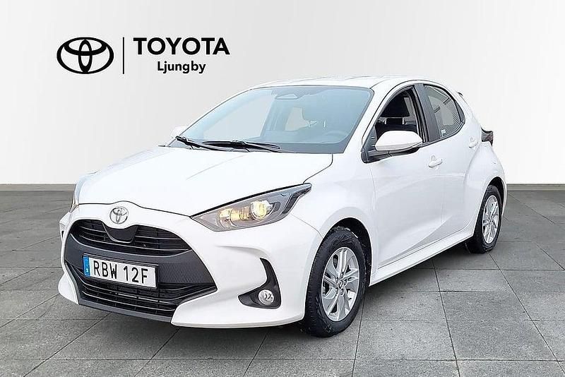 Vit Begagnad 2024 Toyota Yaris Hybrid Active Halvkombi | 249 000 kr (Marknadspris) - Bild 1/4