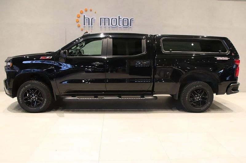 Svart Begagnad 2021 Chevrolet Silverado Pickup | 699 000 kr - Bild 1/4