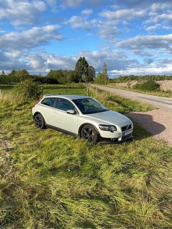 Vit Begagnad 2007 Volvo C30 Momentum Halvkombi | 56 000 kr (Lite dyr) - Bild 1/4