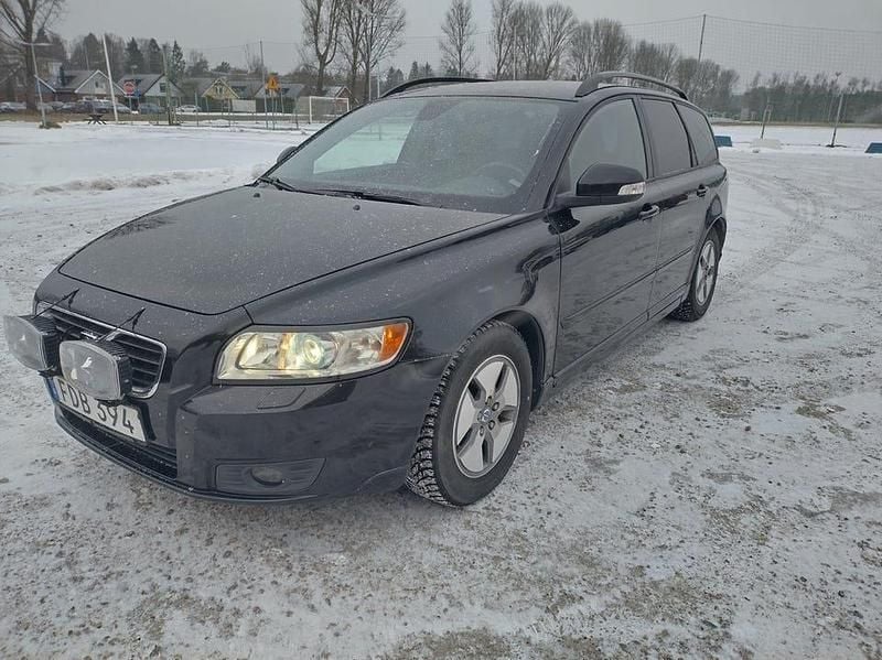 Svart Begagnad 2010 Volvo V50 Momentum Kombi | 59 000 kr (Marknadspris) - Bild 1/4
