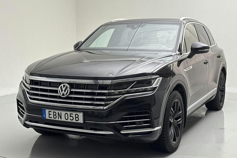 Svart Begagnad 2019 VW Touareg R-line SUV | 382 500 kr (Marknadspris) - Bild 1/4