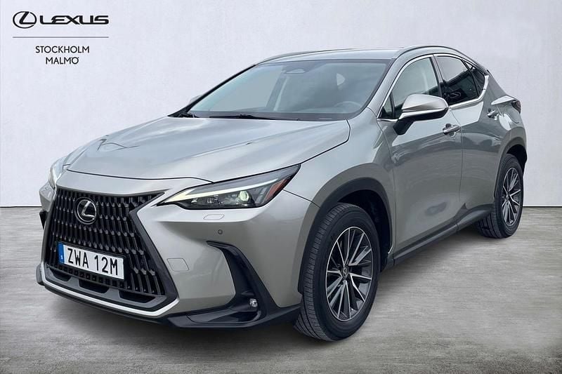 Grå Begagnad 2022 Lexus NX450h+ Business Edition SUV | 489 000 kr (Marknadspris) - Bild 1/4