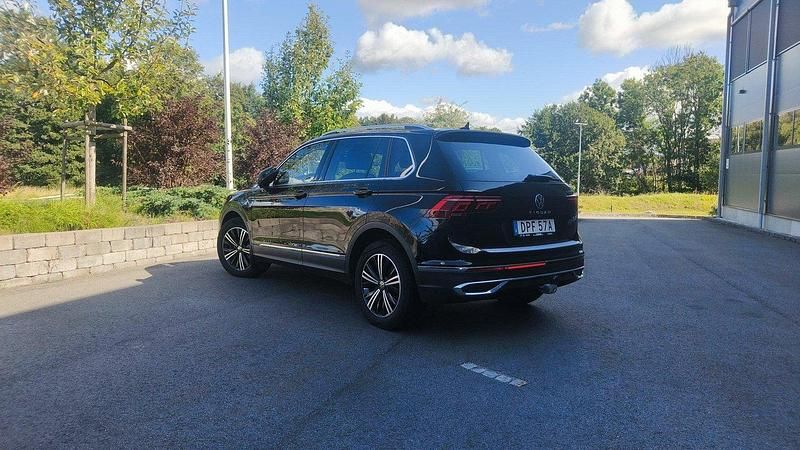 Svart Begagnad 2021 VW Tiguan Elegance SUV | 290 000 kr (Bra pris) - Bild 1/4