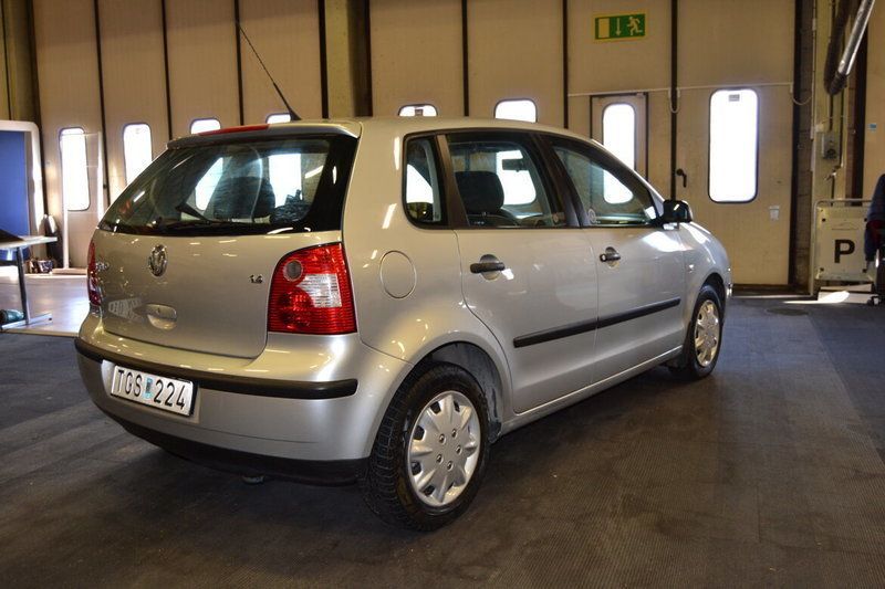Begagnad VW Polo Comfortline 75 HK (55 kW) 2002 Silver Halvkombi