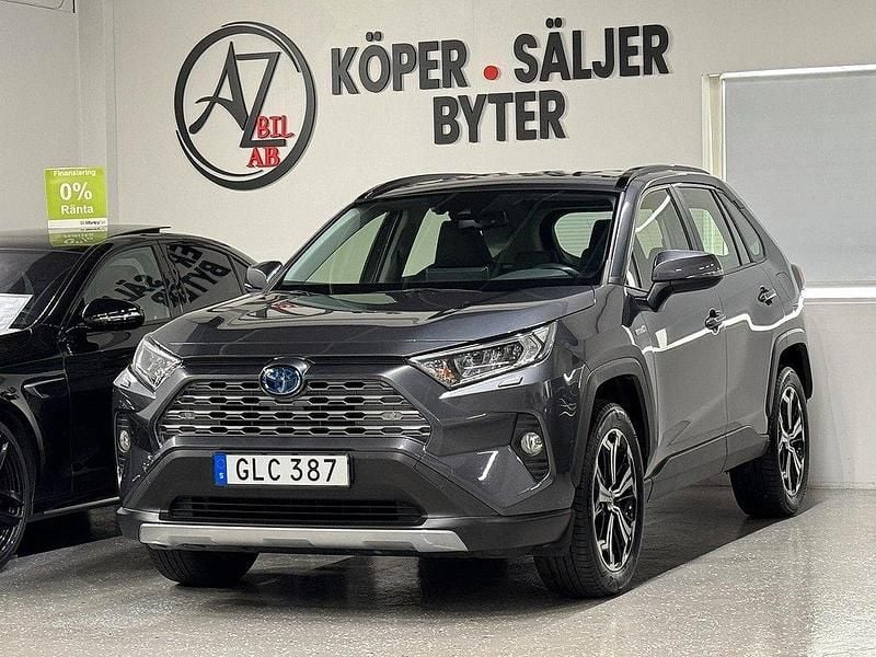 Mörkgrå Begagnad 2021 Toyota RAV4 Hybrid Active SUV | 324 900 kr (Marknadspris) - Bild 1/4