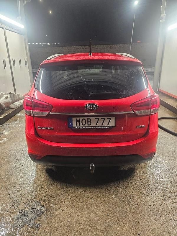 Begagnad Kia Carens 115 HK (84 kW) 2015 Röd Minibuss